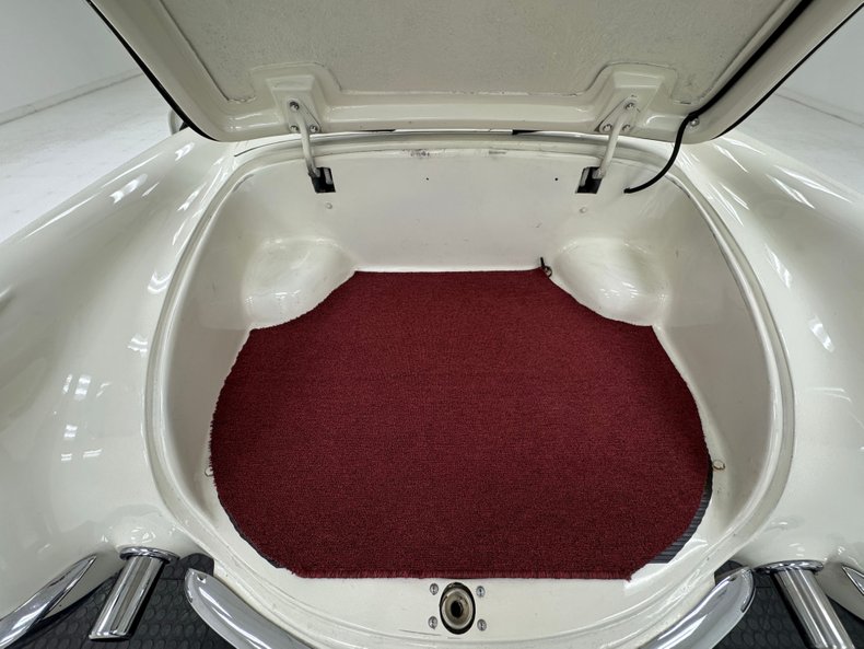 Unknown-Corvette-1953-Ermine-White-Burgundy-18