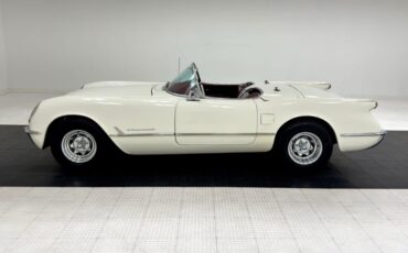 Unknown-Corvette-1953-Ermine-White-Burgundy-2