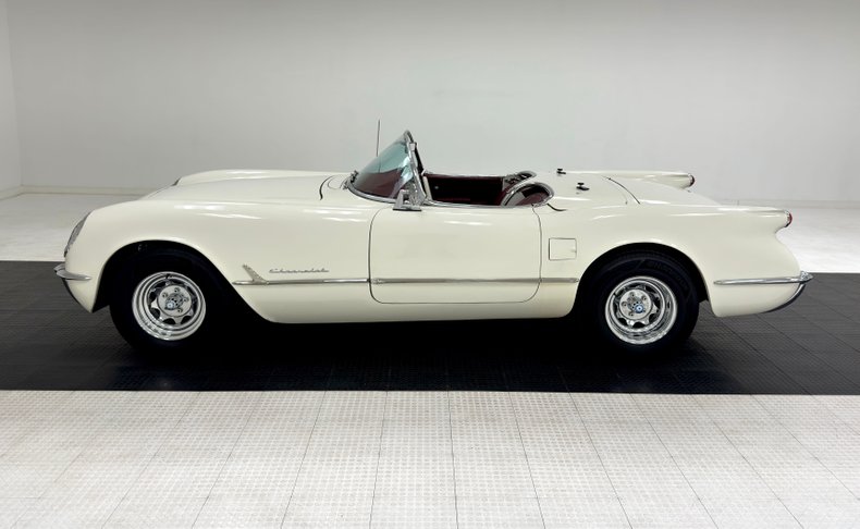 Unknown-Corvette-1953-Ermine-White-Burgundy-2