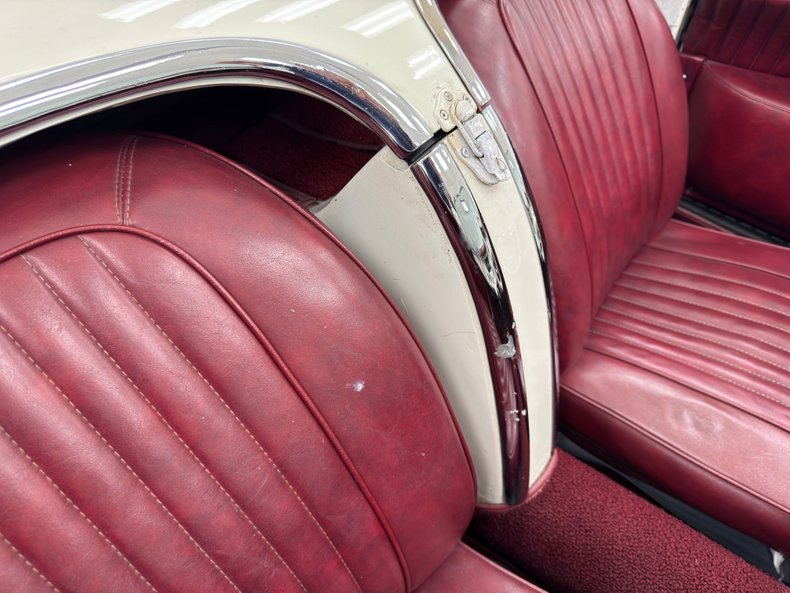 Unknown-Corvette-1953-Ermine-White-Burgundy-21