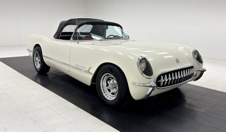 Unknown-Corvette-1953-Ermine-White-Burgundy-22