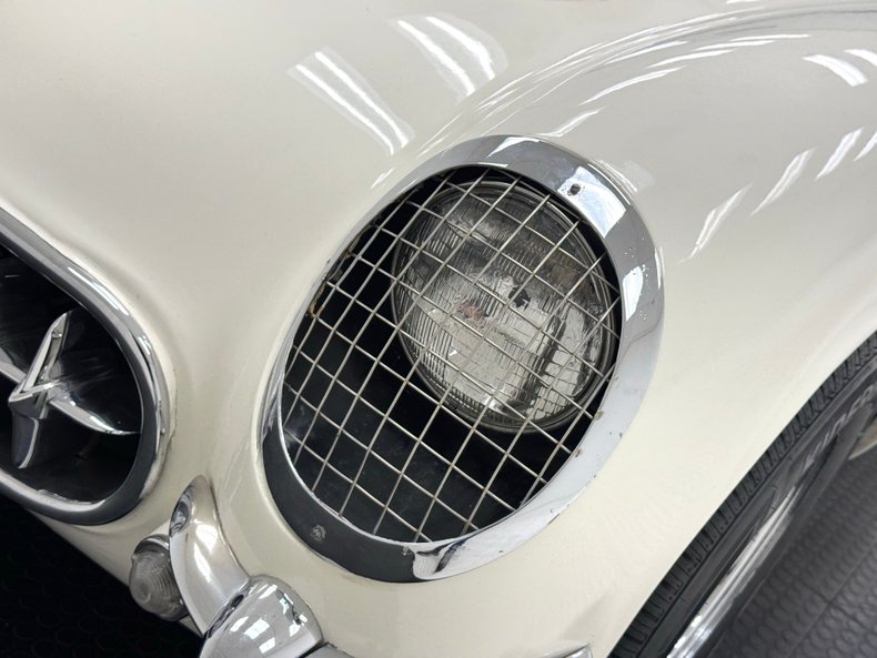 Unknown-Corvette-1953-Ermine-White-Burgundy-25