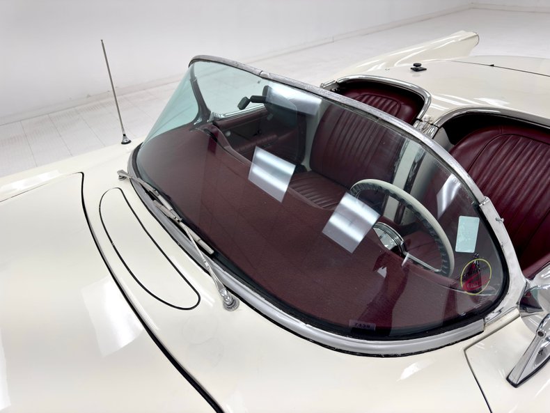 Unknown-Corvette-1953-Ermine-White-Burgundy-28