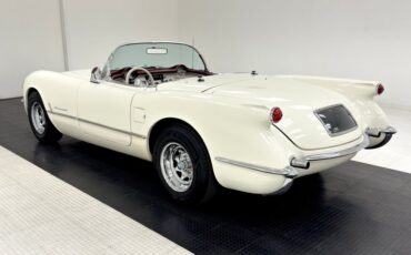 Unknown-Corvette-1953-Ermine-White-Burgundy-3