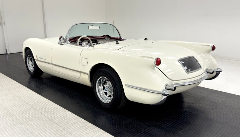 Unknown-Corvette-1953-Ermine-White-Burgundy-3