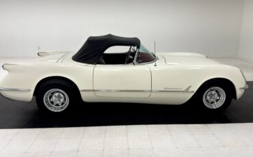 Unknown-Corvette-1953-Ermine-White-Burgundy-4