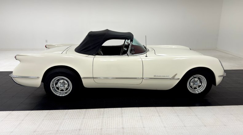 Unknown-Corvette-1953-Ermine-White-Burgundy-4