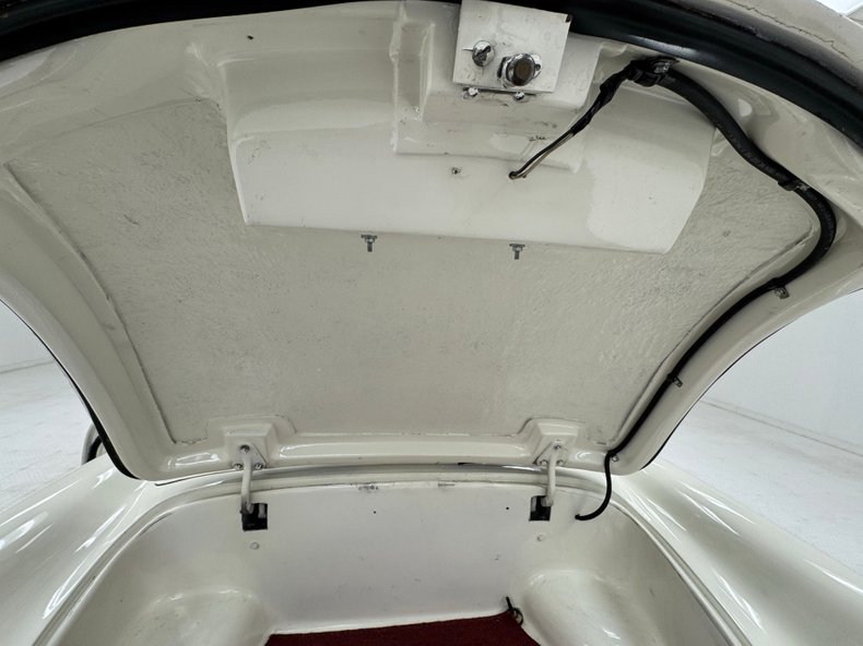 Unknown-Corvette-1953-Ermine-White-Burgundy-42