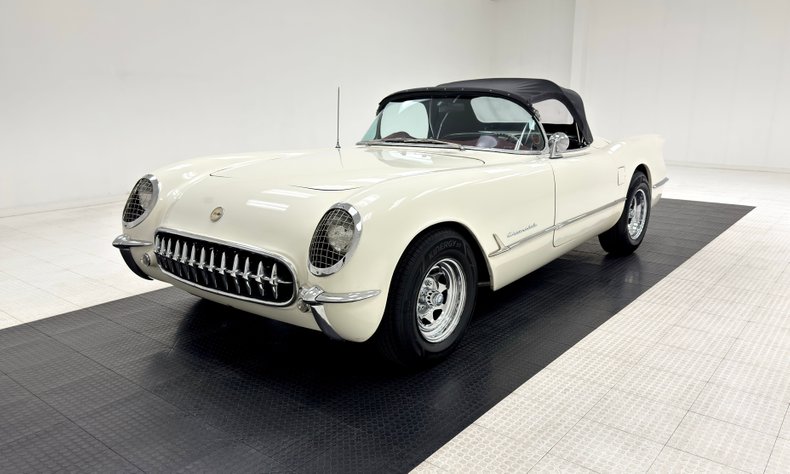 Unknown-Corvette-1953-Ermine-White-Burgundy-47