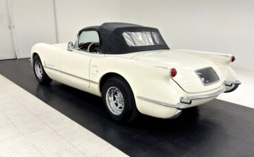 Unknown-Corvette-1953-Ermine-White-Burgundy-48