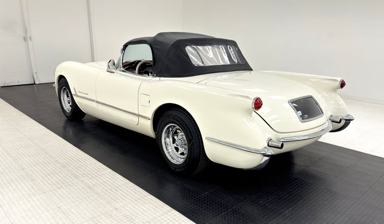 Unknown-Corvette-1953-Ermine-White-Burgundy-48