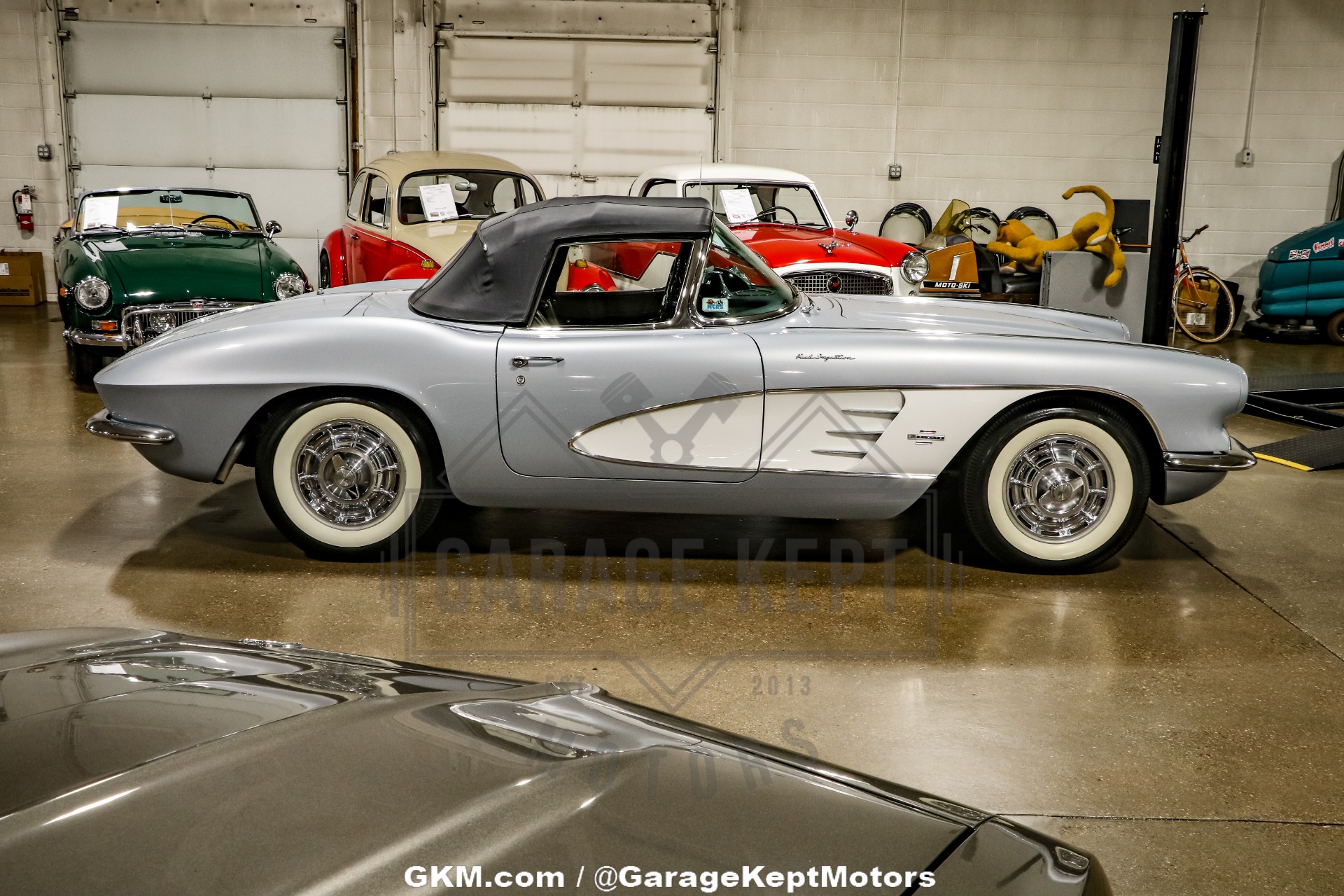 Unknown-Corvette-1961-Silver-Black-31
