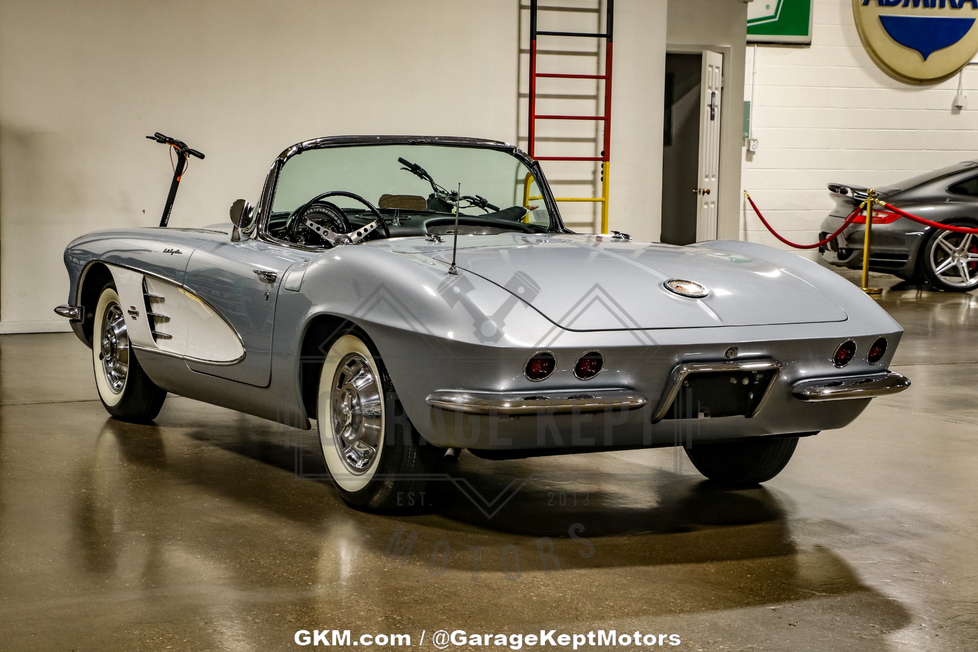 Unknown-Corvette-1961-Silver-Black-4