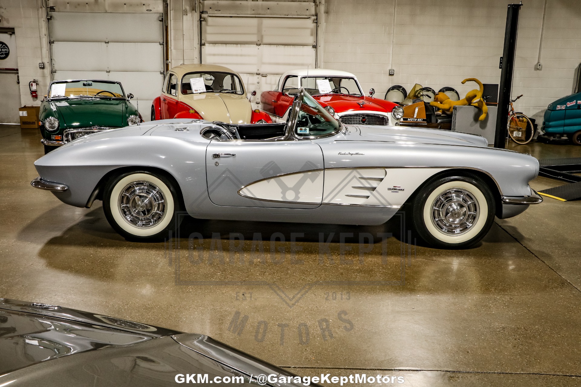 Unknown-Corvette-1961-Silver-Black-40
