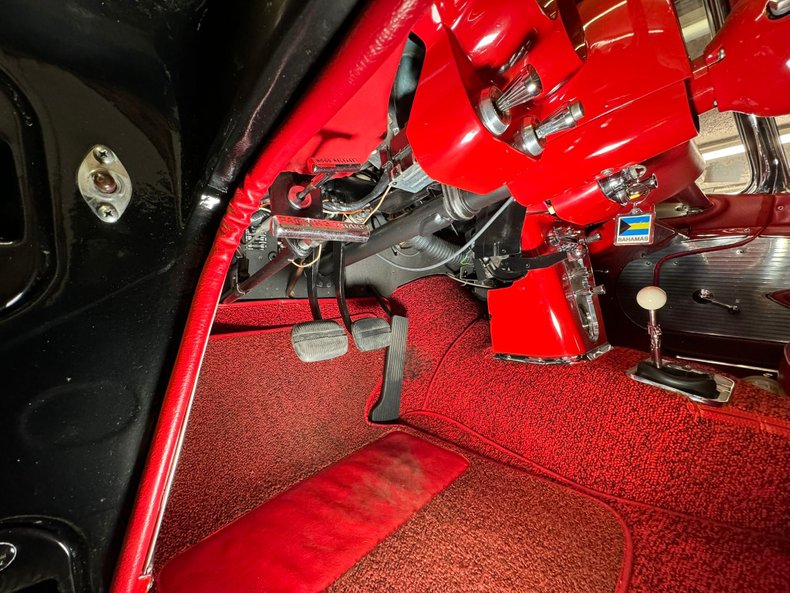 Unknown-Corvette-1961-Tuxedo-Black-Red-3