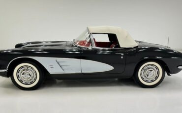 Unknown-Corvette-1961-Tuxedo-Black-Red