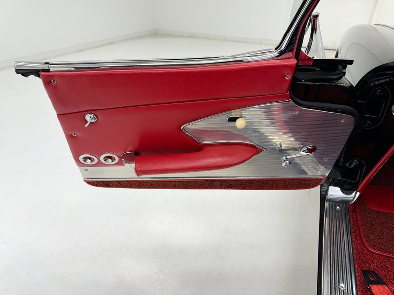 Unknown-Corvette-1961-Tuxedo-Black-Red-40