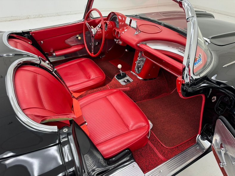 Unknown-Corvette-1961-Tuxedo-Black-Red-45
