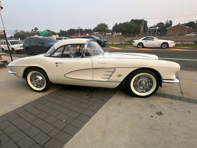 Unknown-Corvette-1961-White-1