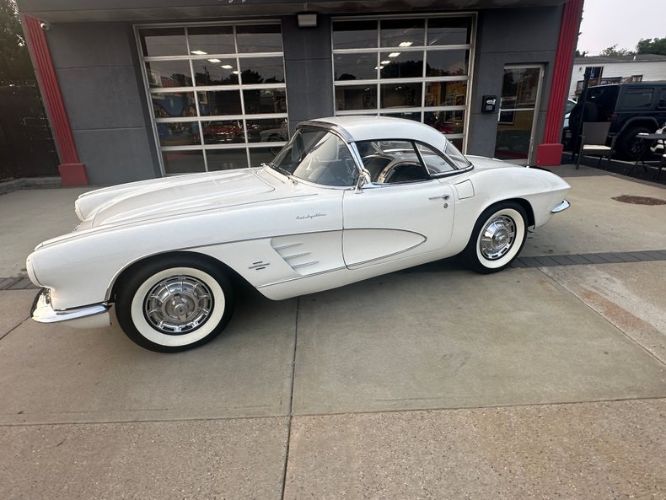 Unknown-Corvette-1961-White-11