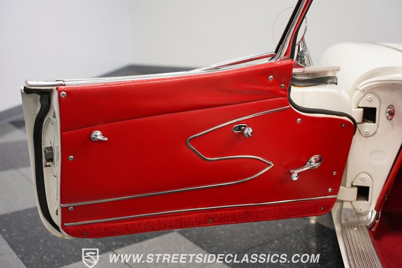 Unknown-Corvette-1961-White-Red-10
