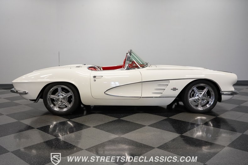 Unknown-Corvette-1961-White-Red-25