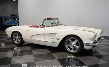 Unknown-Corvette-1961-White-Red-26