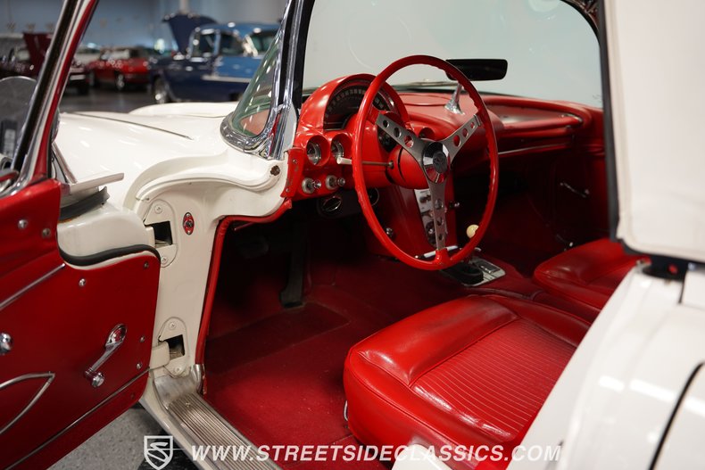 Unknown-Corvette-1961-White-Red-3