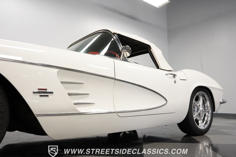 Unknown-Corvette-1961-White-Red-32