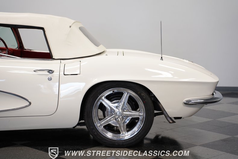 Unknown-Corvette-1961-White-Red-34