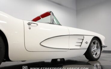 Unknown-Corvette-1961-White-Red-38
