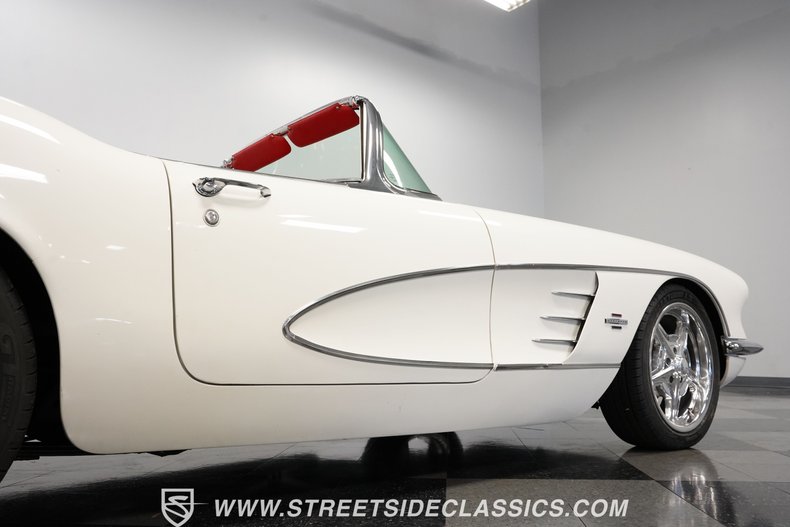 Unknown-Corvette-1961-White-Red-38