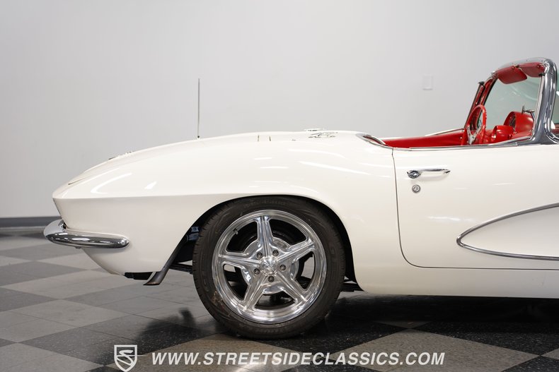 Unknown-Corvette-1961-White-Red-39