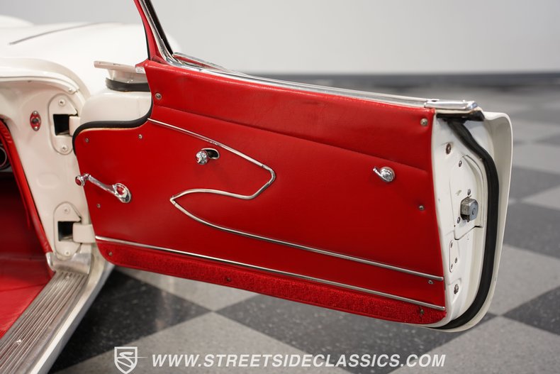 Unknown-Corvette-1961-White-Red-46