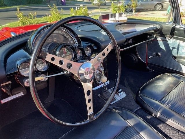 Unknown-Corvette-1961-red-and-white-black-1