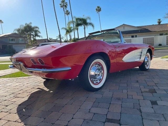 Unknown-Corvette-1961-red-and-white-black-10