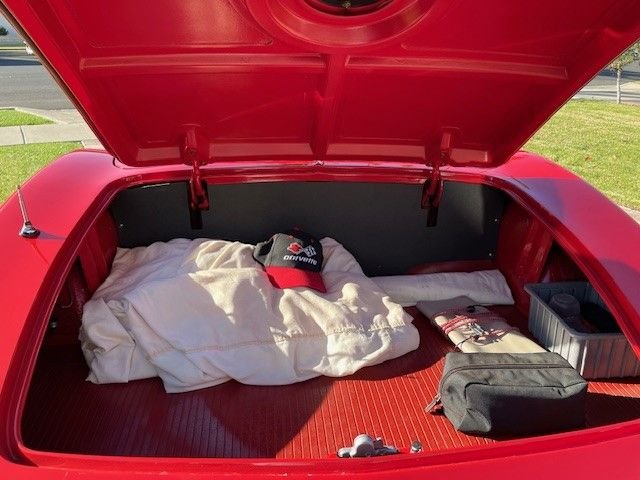Unknown-Corvette-1961-red-and-white-black-11