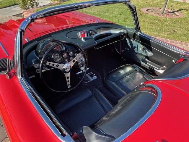Unknown-Corvette-1961-red-and-white-black-13