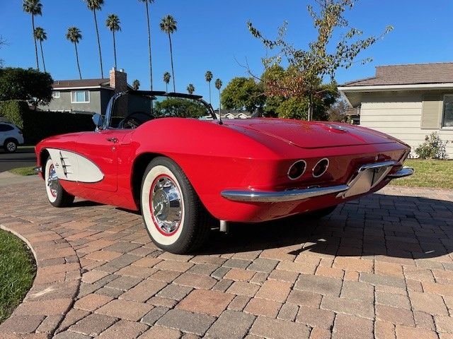 Unknown-Corvette-1961-red-and-white-black-17