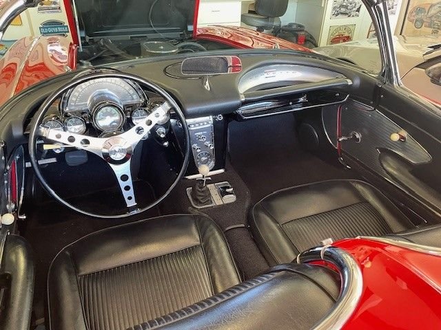 Unknown-Corvette-1961-red-and-white-black-3