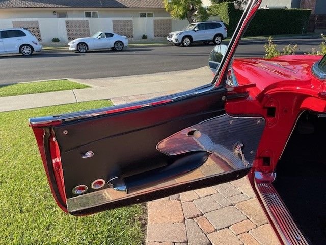 Unknown-Corvette-1961-red-and-white-black-4