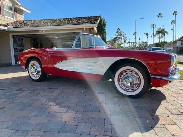 Unknown-Corvette-1961-red-and-white-black-5