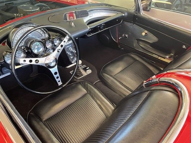 Unknown-Corvette-1961-red-and-white-black-6