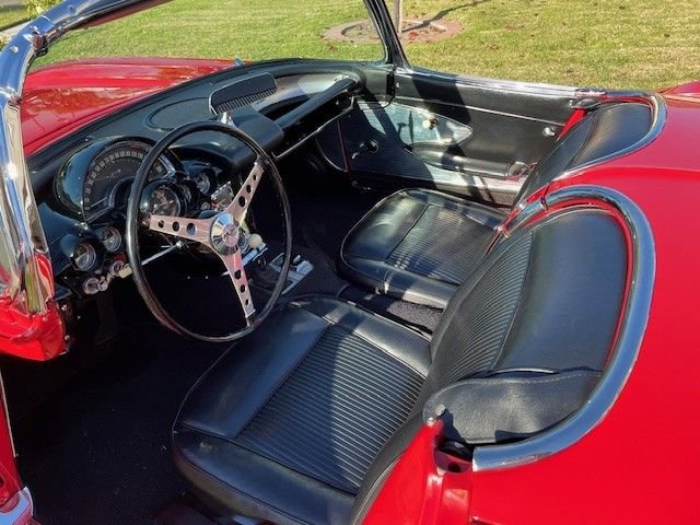 Unknown-Corvette-1961-red-and-white-black-7