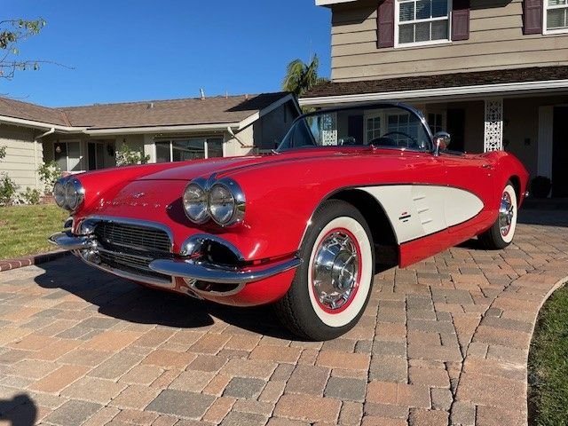 Unknown-Corvette-1961-red-and-white-black-9