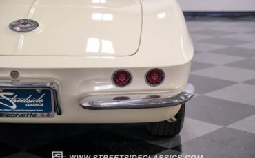 Unknown-Corvette-1962-Ermine-White-Black-10