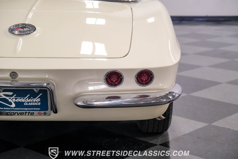 Unknown-Corvette-1962-Ermine-White-Black-10