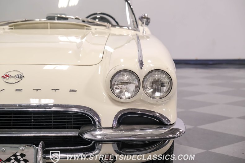 Unknown-Corvette-1962-Ermine-White-Black-14