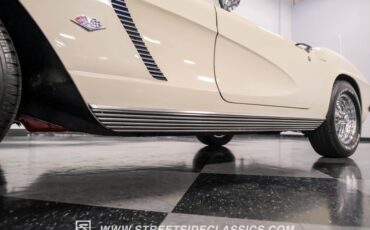 Unknown-Corvette-1962-Ermine-White-Black-16