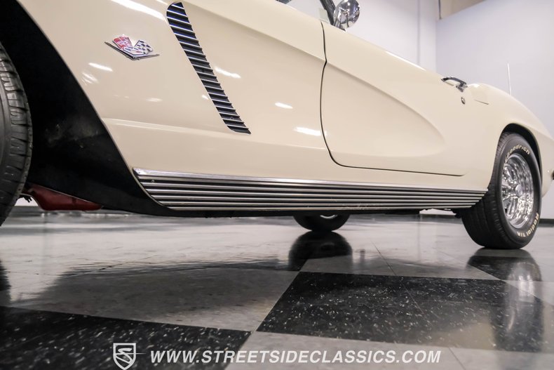 Unknown-Corvette-1962-Ermine-White-Black-16